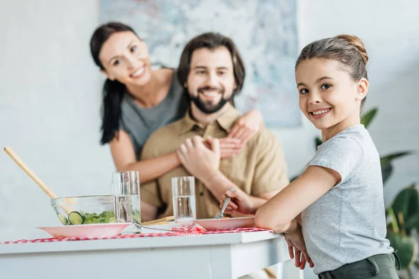 Hermosa Familia Joven Desayunando Juntos Mirando Cámara — Foto de Stock