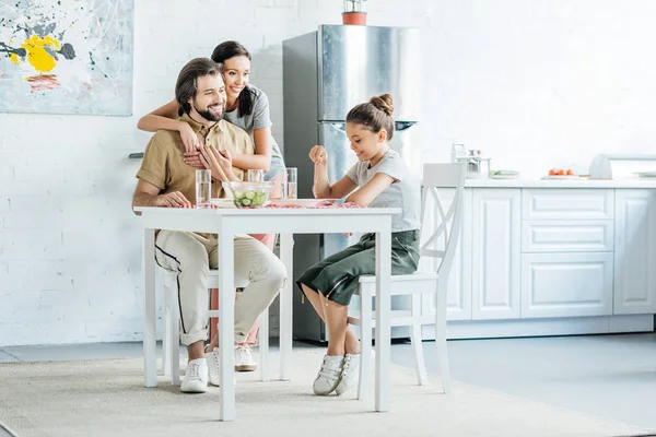 Bela Jovem Família Tomando Café Manhã Juntos Cozinha — Fotografia de Stock
