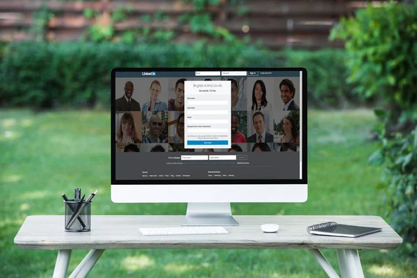 Selective Focus Computer Linkedin Website Table Outdoors — Stock Photo, Image