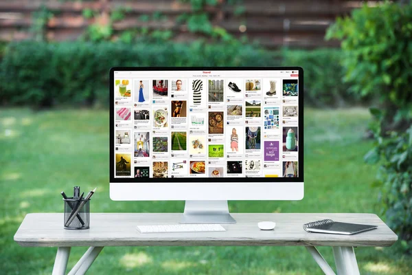 Selective Focus Computer Pinterest Website Table Outdoors — Stock Photo, Image