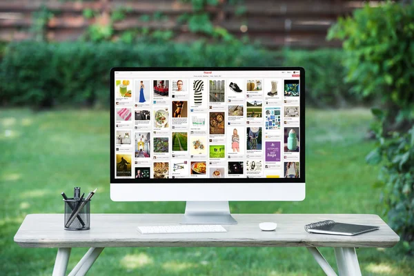 Foco Seletivo Computador Com Site Pinterest Mesa Livre — Fotografia de Stock