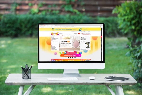 Enfoque Selectivo Computadora Con Sitio Web Aliexpress Mesa Aire Libre — Foto de Stock