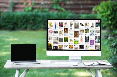 seçici odak masada açık havada pinterest Web sitesi ile boş ekran bilgisayar ile dizüstü