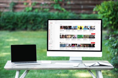 seçici odak masada açık havada youtube Web sitesi ile boş ekran bilgisayar ile dizüstü