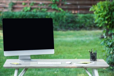 seçici odak smartphone, dijital tablet ve bilgisayar açık havada tablo boş ekran ile 