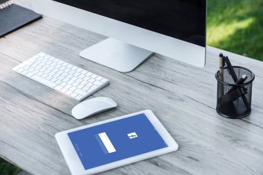 seçici odak web sitesi facebook ile dijital tablet ve bilgisayarın açık havada tablo boş ekran ile 