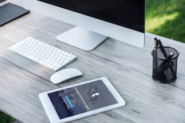 tumblr Web sitesi ile dijital tablet ve bilgisayarın açık havada tablo boş ekran ile seçici odak 