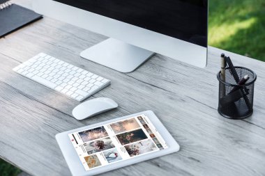 pinterest Web sitesi ile dijital tablet ve bilgisayarın açık havada tablo boş ekran ile seçici odak 