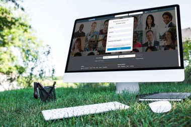 ders kitabı ve LinkedIn Web sitesinde çim açık havada bilgisayarla seçici odak 