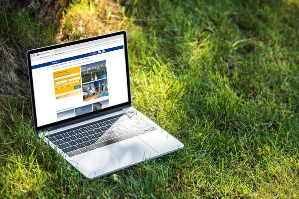 Закрыть Вид Ноутбук Сайтом Booking Com Траве Открытом Воздухе — стоковое фото