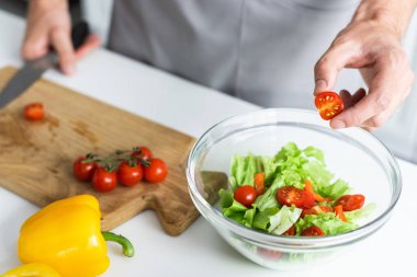 yemek sebze salata önlük erkekte kadeh kırpılmış