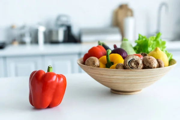 Närbild Paprika Och Skål Med Färska Grönsaker Köksbordet — Stockfoto