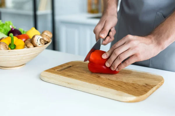 Cropped Shot Man Apron Cutting Bell Pepper Wooden Cutting Board — Stock Photo, Image
