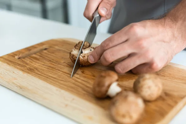 Beskurna Skott Man Skära Färska Champinjoner Trä Skärbräda — Stockfoto