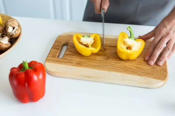 Cropped Shot Man Cutting Bell Pepper Wooden Cutting Board — Stock Photo, Image