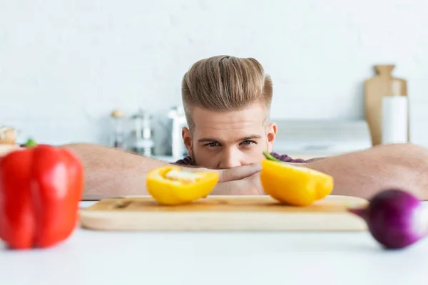 Schöner Bärtiger Junger Mann Blickt Auf Frisches Gemüse Auf Dem — Stockfoto