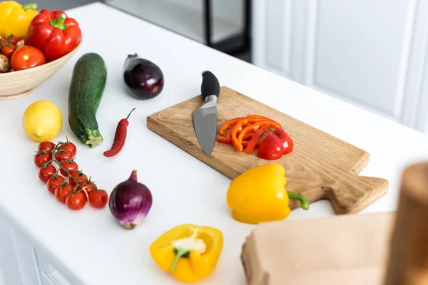 Vista Ángulo Alto Verduras Frescas Tabla Cortar Madera Con Cuchillo —  Fotos de Stock