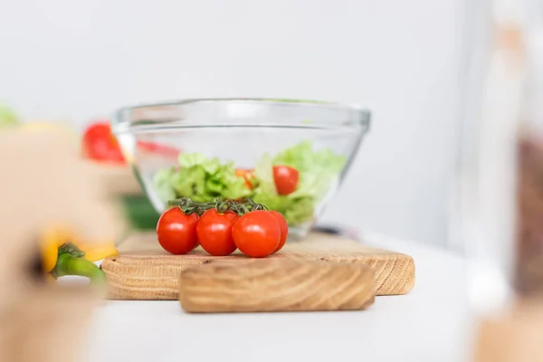 Selective Focus Glass Bowl Fresh Vegetables Wooden Cutting Board — Stock Photo, Image