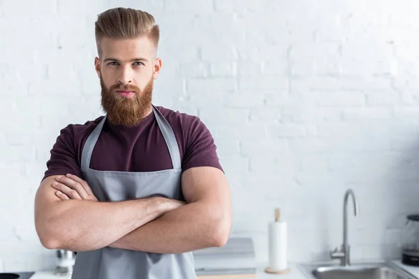 Skäggiga Ungersven Förkläde Står Med Korsade Armar Och Tittar Kameran — Stockfoto