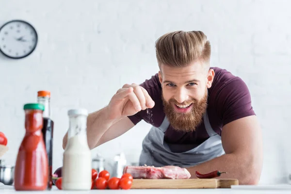 Bonito Barbudo Homem Avental Cozinhar Delicioso Bife Sorrindo Para Câmera — Fotografia de Stock