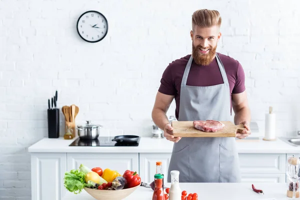 Homem Barbudo Bonito Avental Segurando Placa Corte Madeira Com Bife — Fotografia de Stock