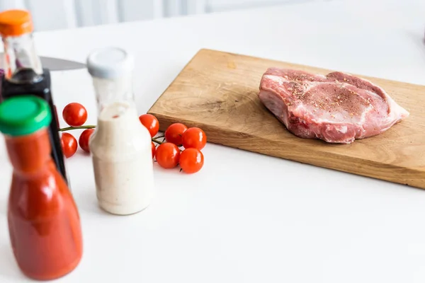 Nahaufnahme Von Köstlichem Rohem Steak Auf Holzschneidebrett Kirschtomaten Und Soßen — Stockfoto