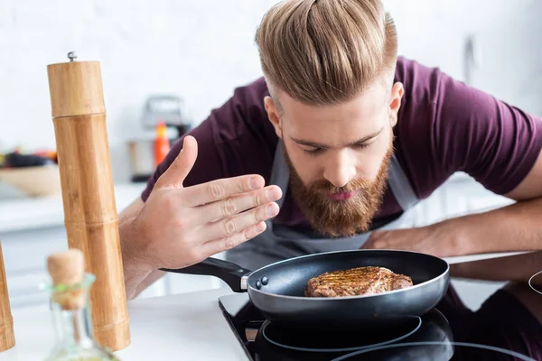 Vousatý Pohledný Mladý Muž Zástěře Vaření Vynikající Steak Pánvi — Stock fotografie