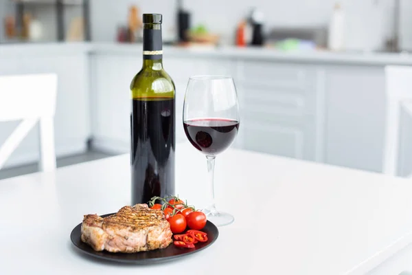 테이블에 접시와 와인에 야채와 스테이크 — 스톡 사진