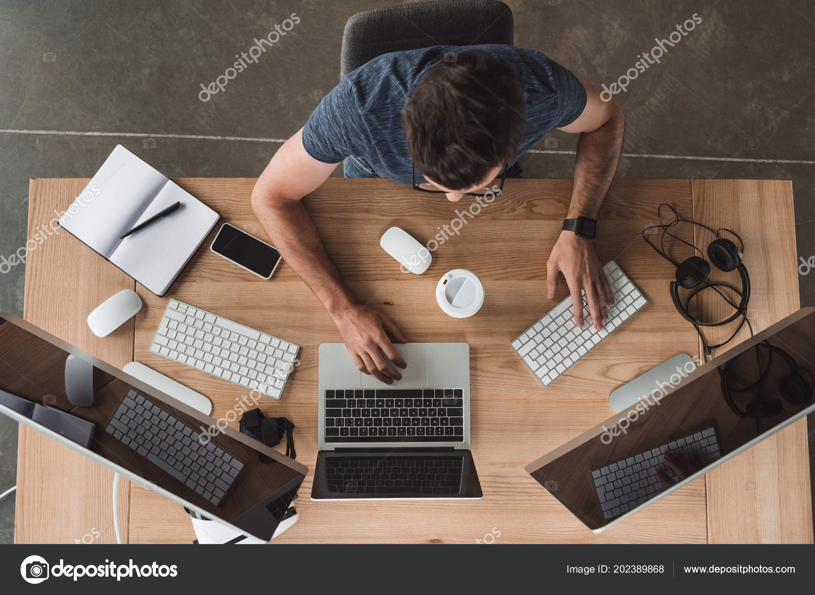 Overhead View Programmer Using Computers Workplace — Stock Photo