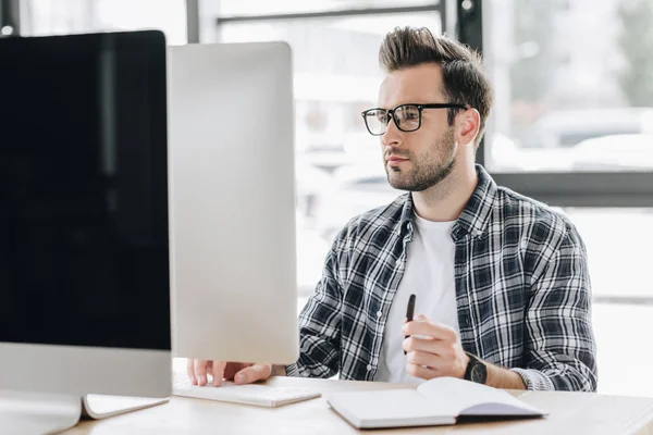 Fokuserat Ung Man Glasögon Arbetar Med Stationär Dator — Stockfoto