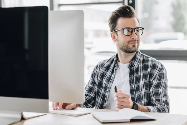 Jovem Bonito Óculos Olhando Para Longe Usar Computador Desktop Local — Fotografia de Stock