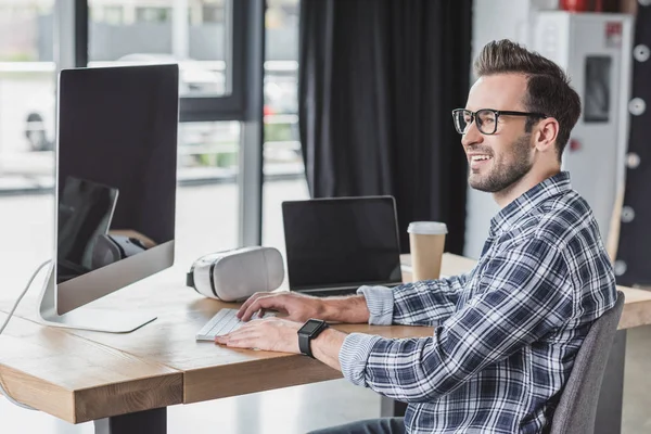 Jovem Sorridente Óculos Usando Computador Desktop Laptop Local Trabalho — Fotografia de Stock