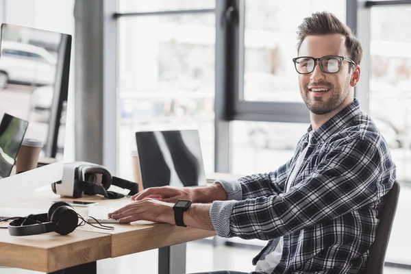 Handsome Young Man Eyeglasses Smiling Camera While Working Desktop Computer — Stock Photo, Image