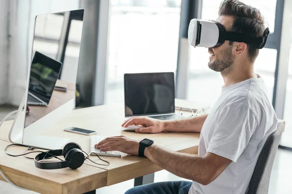 Smiling Young Man Virtual Reality Headset Using Desktop Computer Workplace — Stock Photo, Image