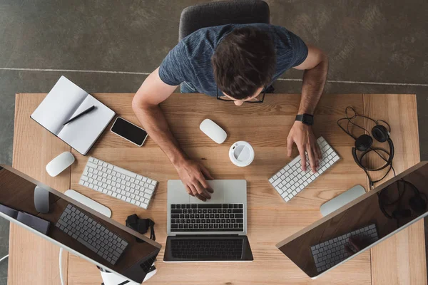 Overhead View Programmer Using Computers Workplace — Stock Photo, Image