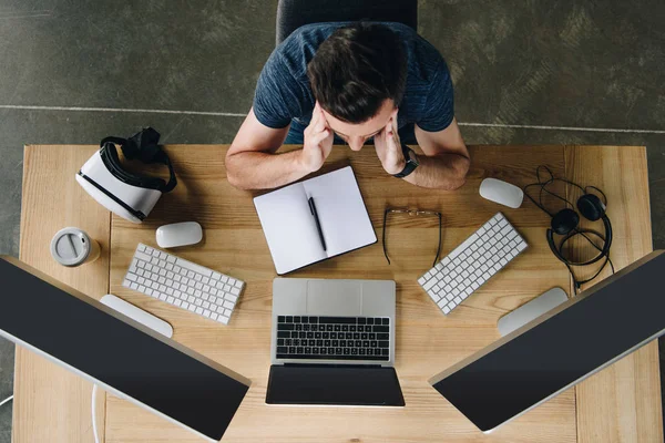 Overhead View View Focused Young Man Working Laptop Desktop Computers — Stock Photo, Image