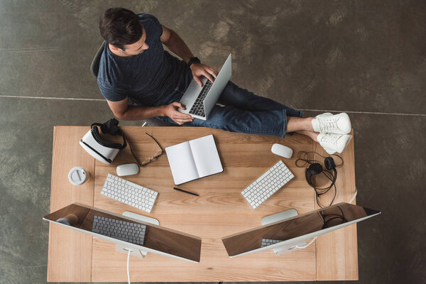 Vista Aérea Del Hombre Joven Utilizando Computadoras Portátiles Escritorio Lugar — Foto de Stock