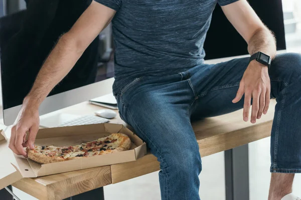 Schnappschuss Eines Jungen Programmierers Beim Pizza Essen Arbeitsplatz — Stockfoto