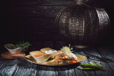 mum ve phyllo hamur ile ıspanak doldurulmuş ve yonca ve ayçiçeği germinated tohum ile dekore edilmiş paneer samosas gıda kompozisyonu