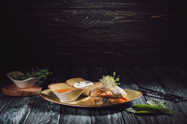 yonca ve soslar ile plaka üzerinde Ayçiçeği tohumları germinated samosas ıspanak ve paneer doldurulmuş phyllo hamur içinde süslenmiş 
