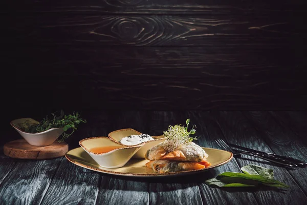 yonca ve soslar ile plaka üzerinde Ayçiçeği tohumları germinated samosas ıspanak ve paneer doldurulmuş phyllo hamur içinde süslenmiş 