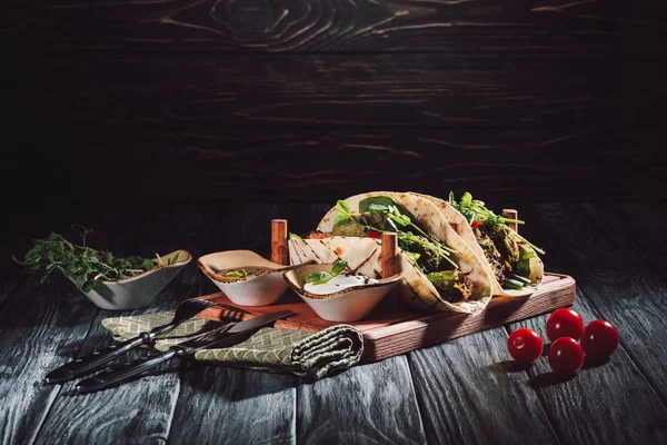 Skład Żywności Placuszków Falafel Pomidorkami Cherry Kiełkujących Nasion Słonecznika Drewniana — Zdjęcie stockowe