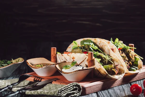 Composición Alimenticia Tortillas Con Falafel Tomates Cherry Semillas Germinadas Girasol — Foto de Stock