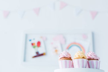 seçici odak stand lezzetli cupcakes 