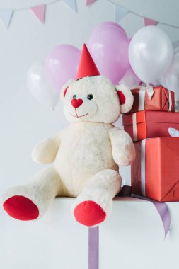 oyuncak ayı hediye kutuları ve hava balonları ile koni 