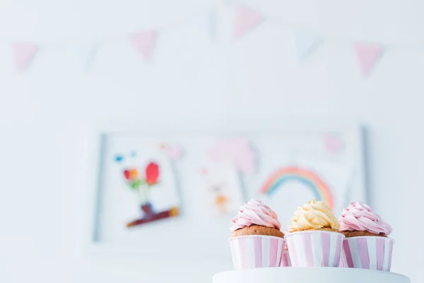 Szelektív Összpontosít Finom Cupcakes Állvány — Stock Fotó