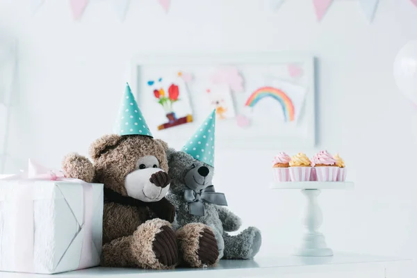 Teddybären Tütchen Auf Dem Tisch Mit Cupcakes Stand Und Der — Stockfoto