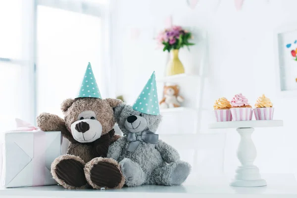 Teddybären Tütchen Auf Dem Tisch Mit Geschenkbox Und Cupcakes — Stockfoto