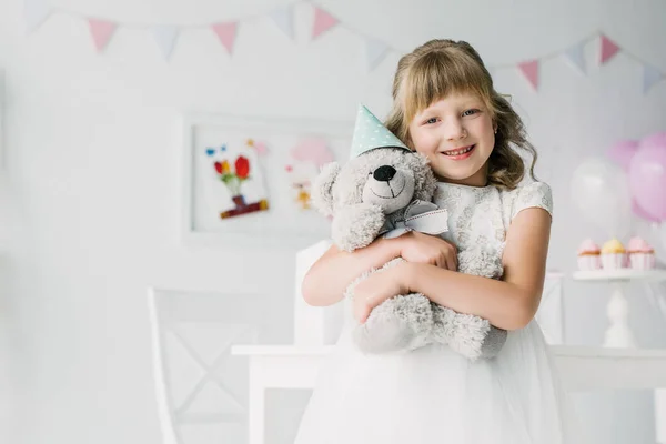 Lyckligt Barn Holding Och Omfamna Nallebjörn Kon — Stockfoto