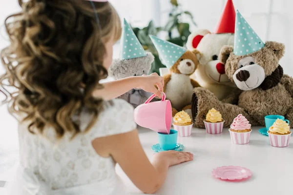 Rückansicht Des Geburtstagskindes Bei Einer Teeparty Mit Teddybären Zapfen Tisch — Stockfoto